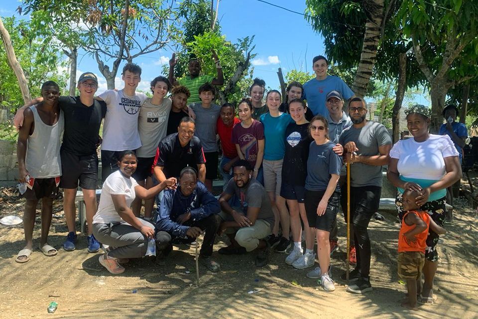 Students and leaders serving the people of the Dominican Republic.