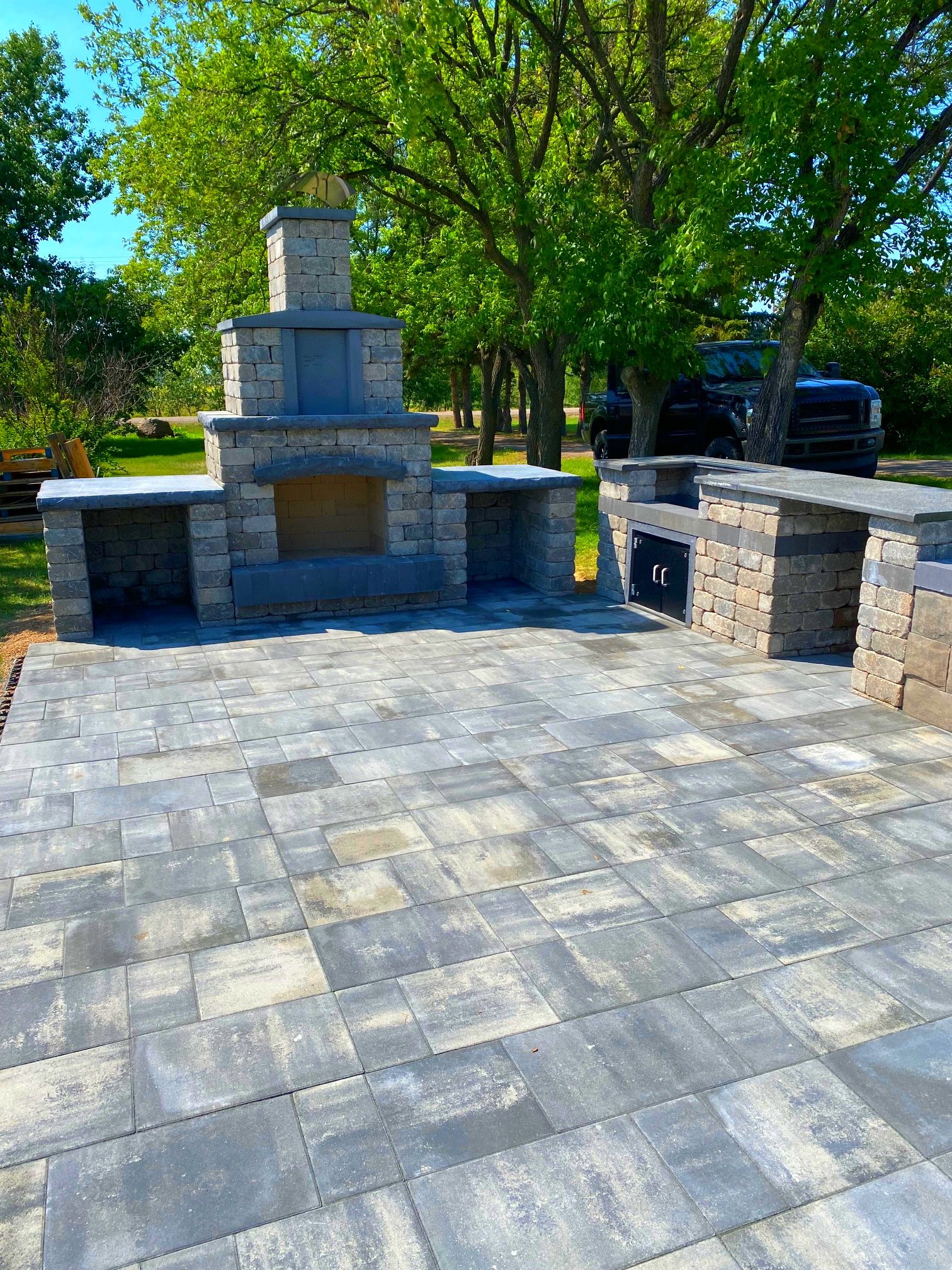 outdoor kitchen landscaping