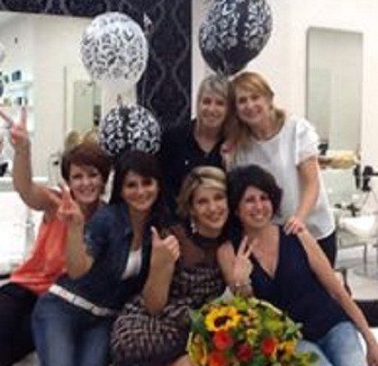 staff di un salone di parrucchieri all'inaugurazione del negozio