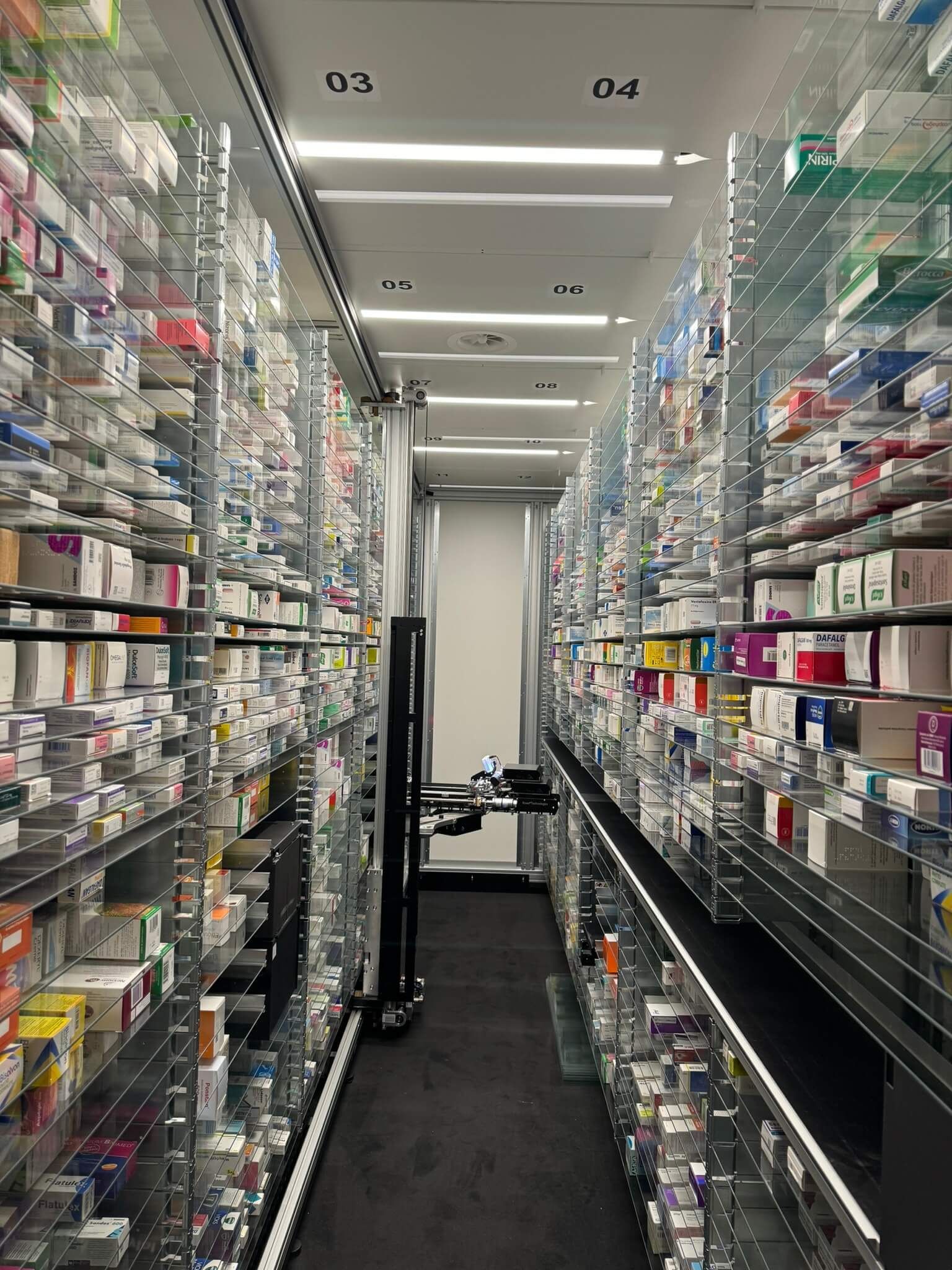 Ein langer Gang in einer Apotheke mit vielen Medikamenten gefüllt