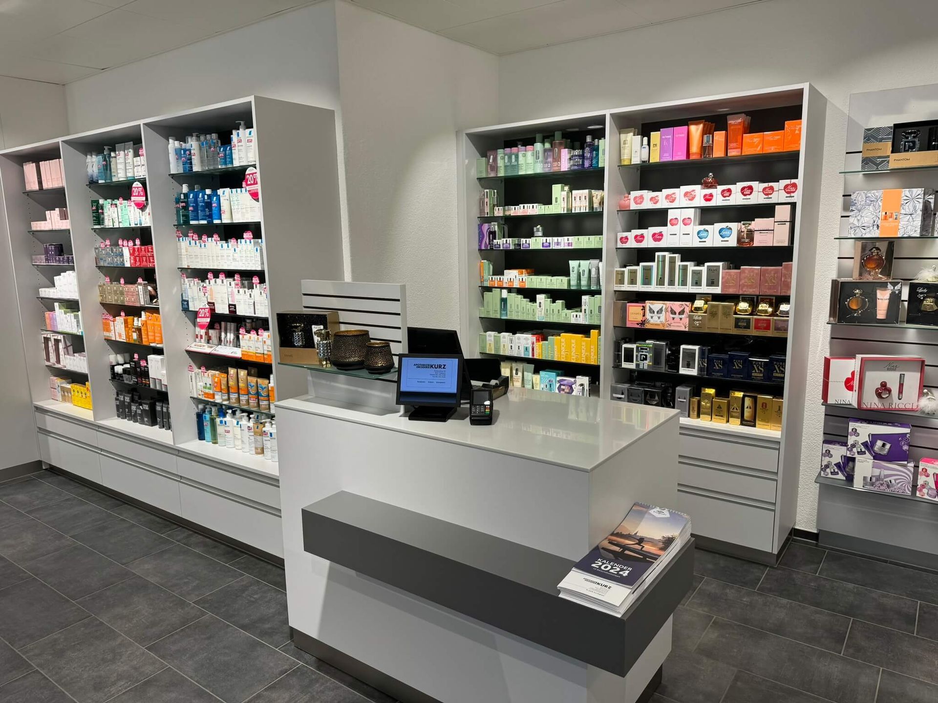 Eine Apotheke mit vielen Regalen und einer Theke