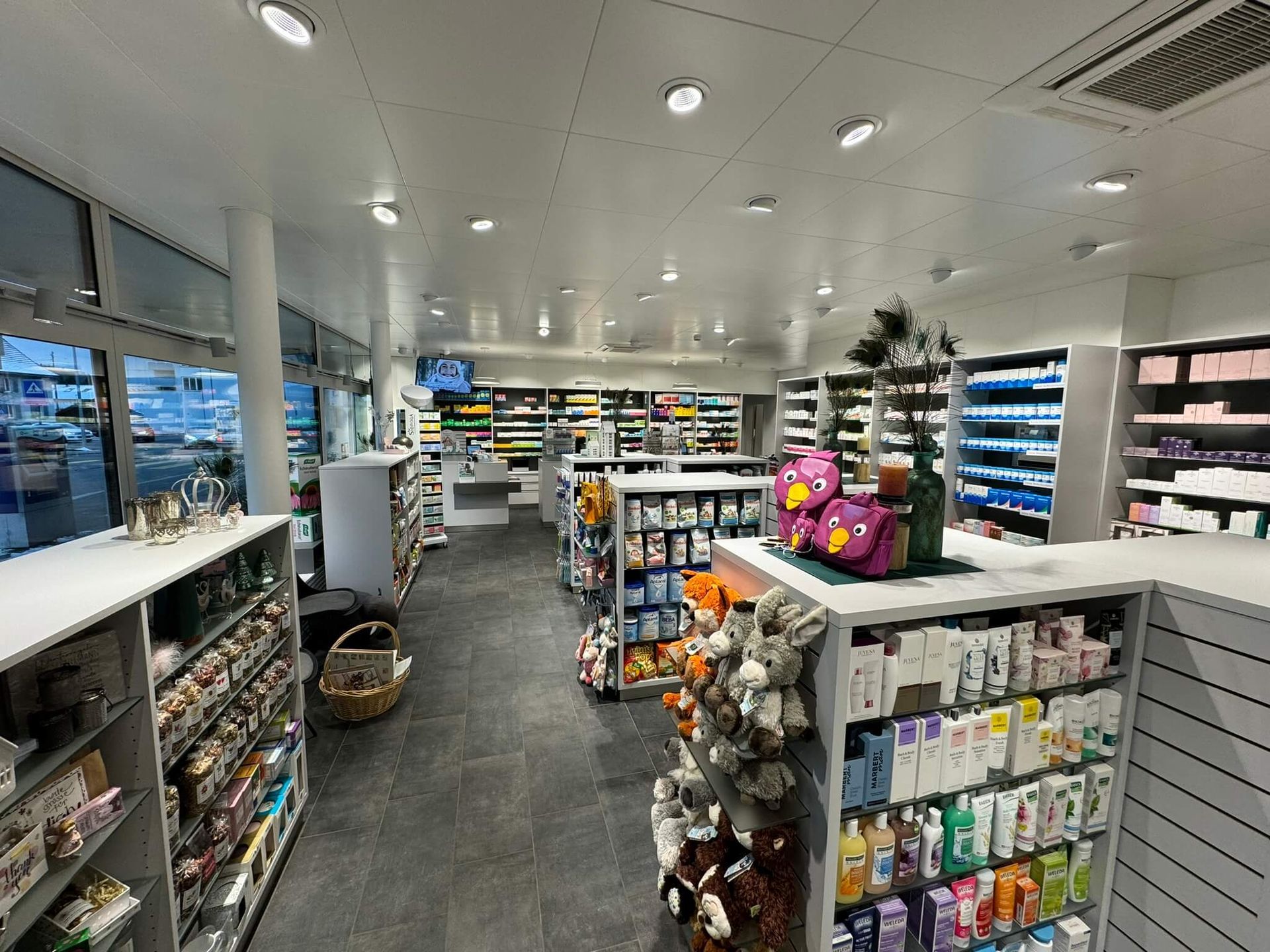 Das Innere einer Apotheke ist mit vielen Produkten gefüllt.