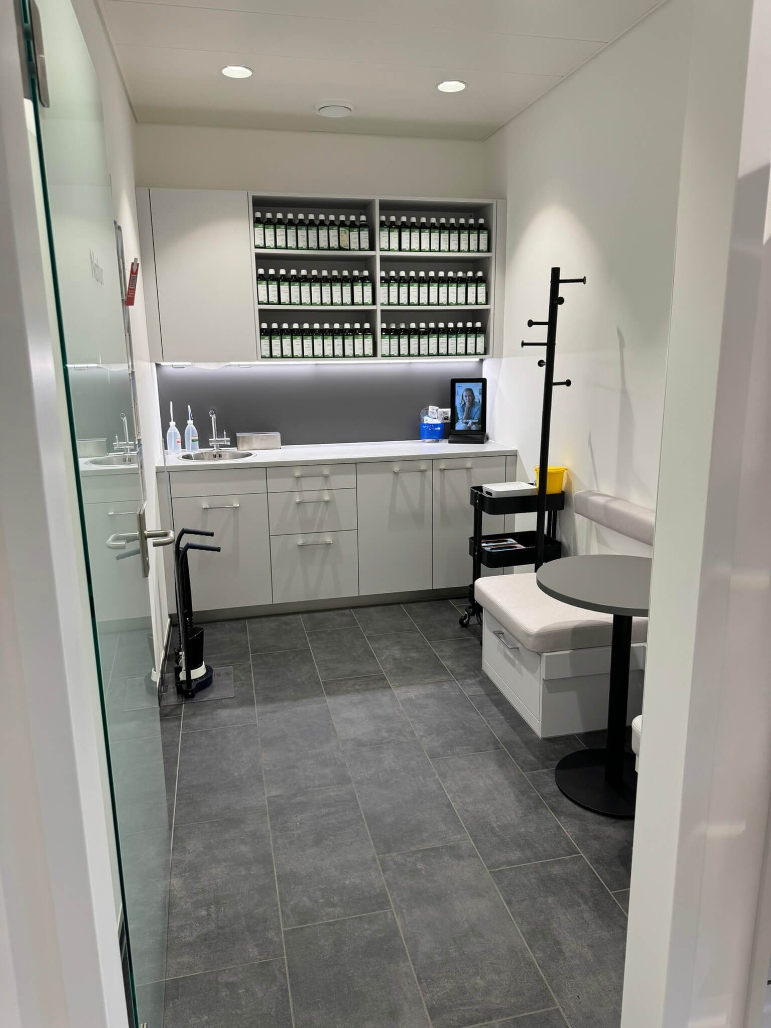 Ein Raum mit einem Tisch und einem Stuhl darin