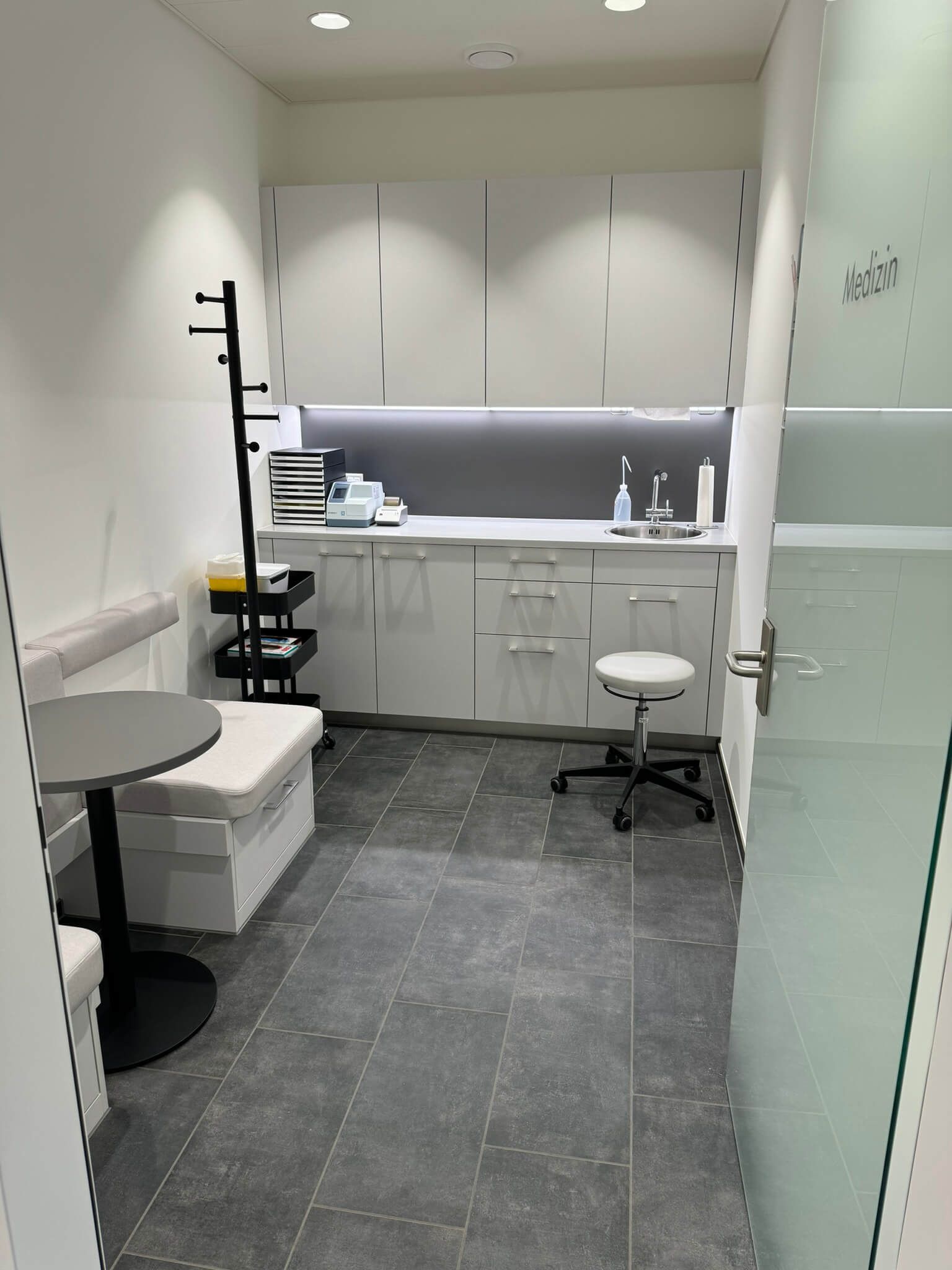 Ein Raum mit einem Tisch und einem Hocker darin