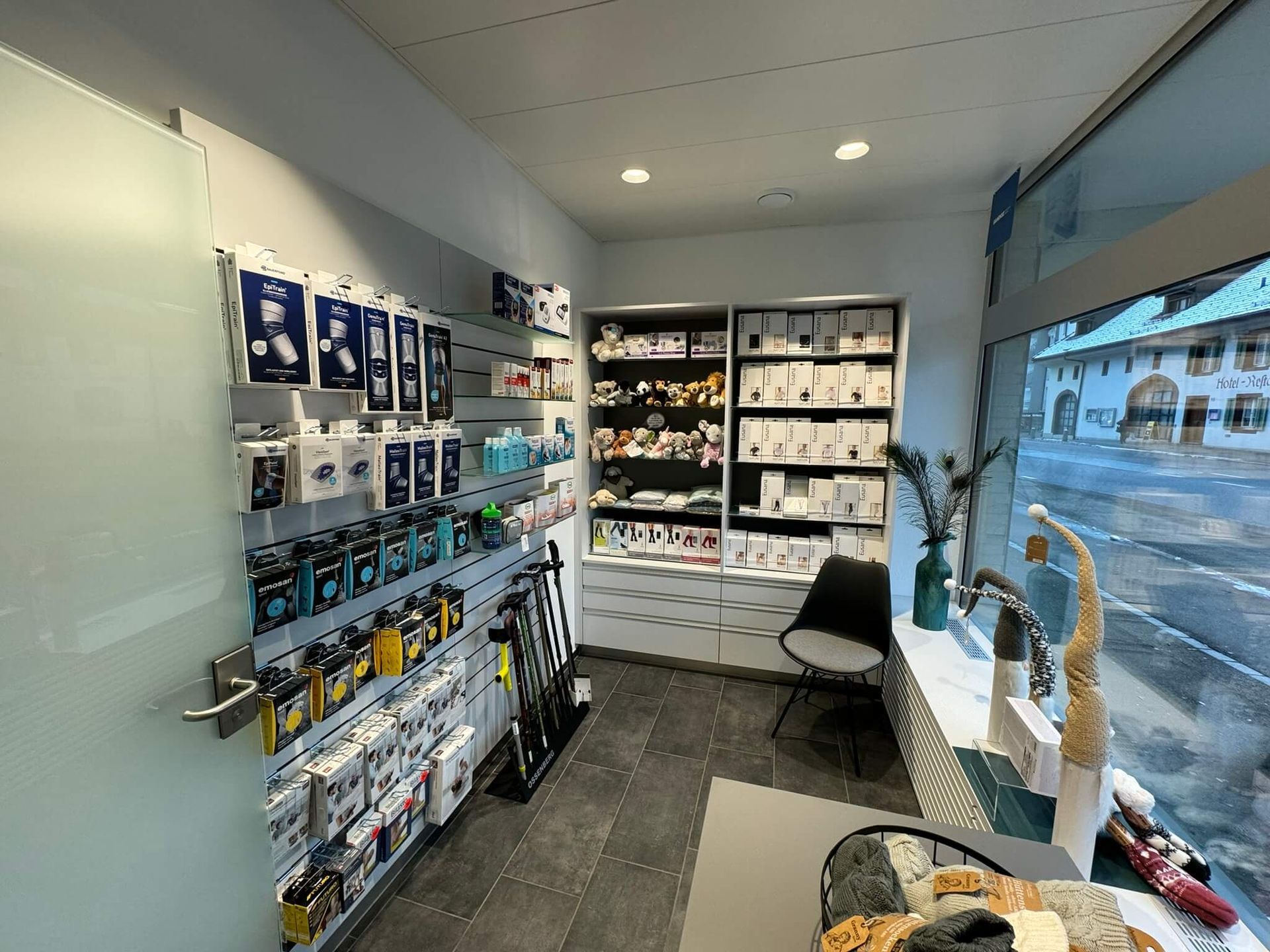 Ein Raum mit vielen Regalen und einem Fenster.