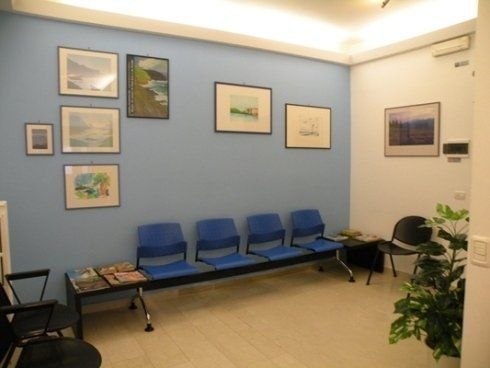 sedie nella sala d'attesa del dentista