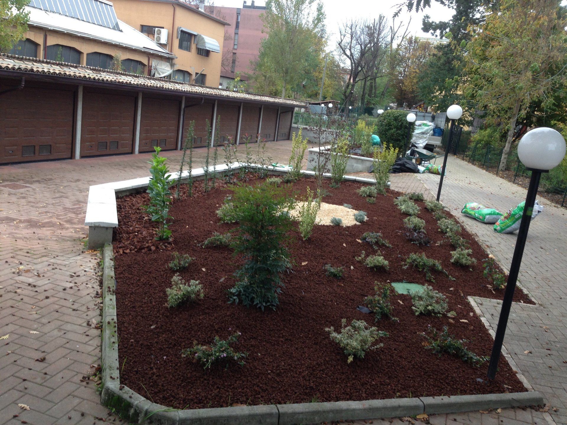 Giardinetto con piante in fiore