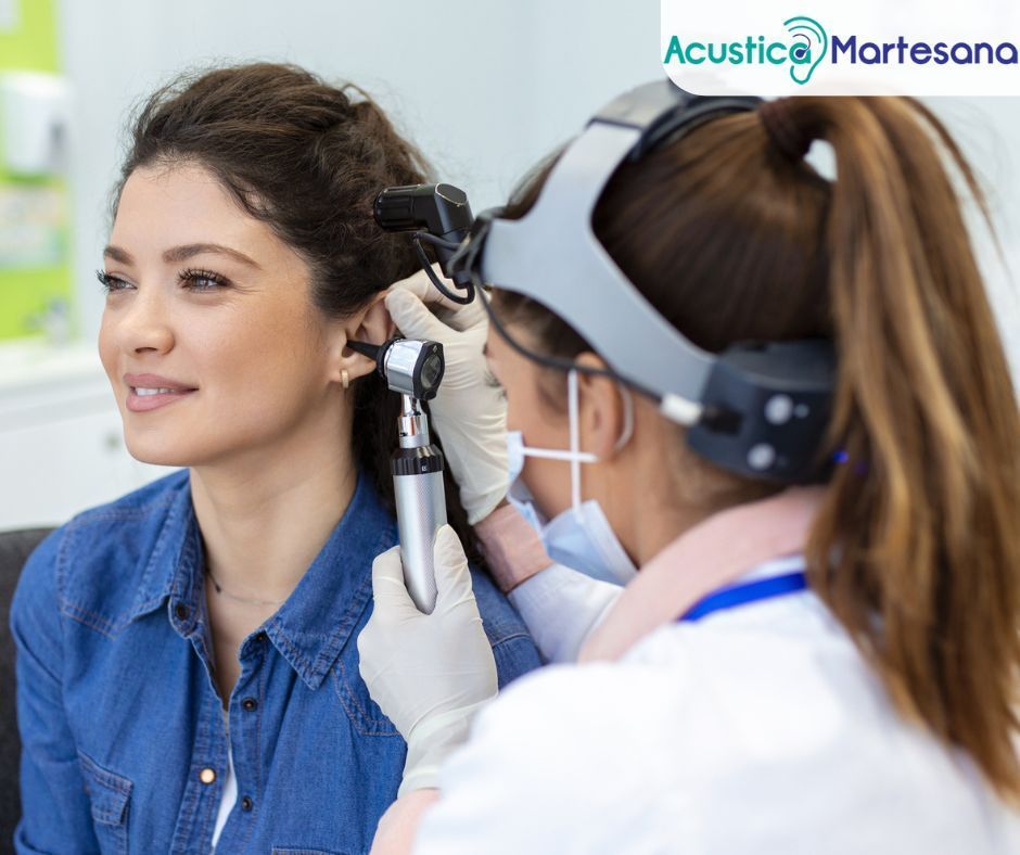 Torta a tre strati con mousse bianca, marrone e al cioccolato, guarnita con more, su un'alzata per torte in legno scuro.
