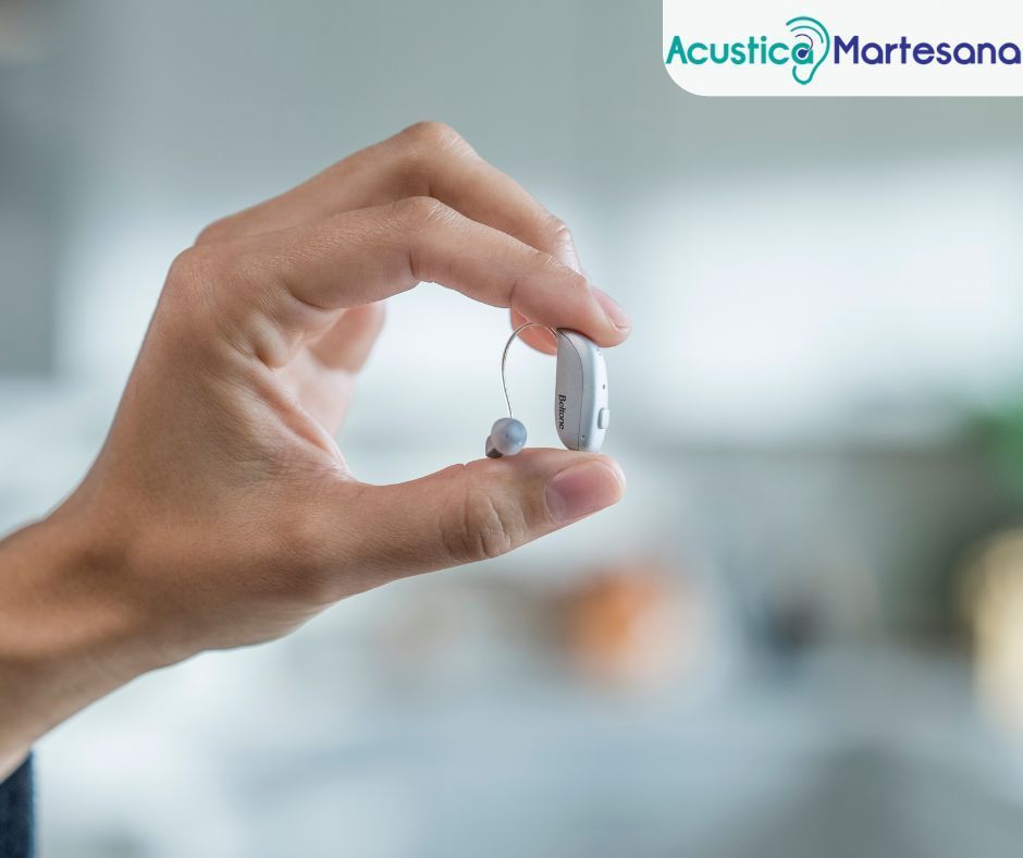 Pila di dessert: strati di biscotti, panna e tartufi al cioccolato su una superficie dorata.