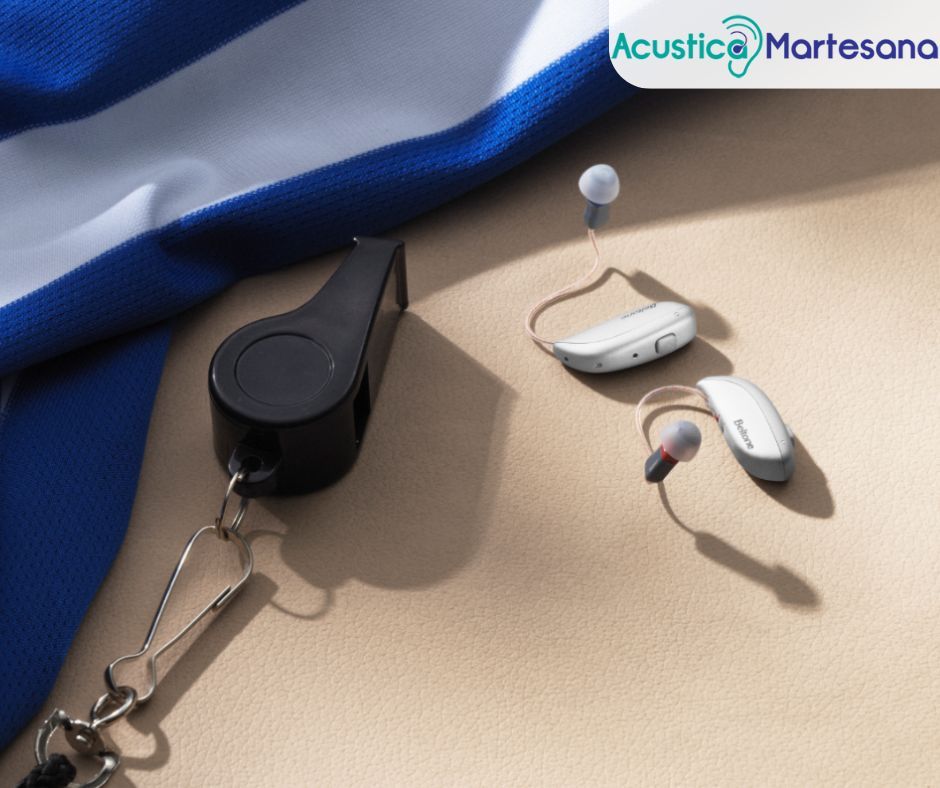 Pila di dessert: strati di biscotti, panna e tartufi al cioccolato su una superficie dorata.