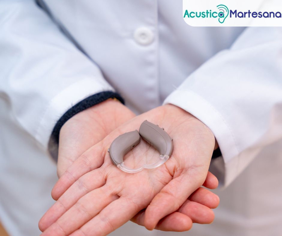 Pila di dessert: strati di biscotti, panna e tartufi al cioccolato su una superficie dorata.