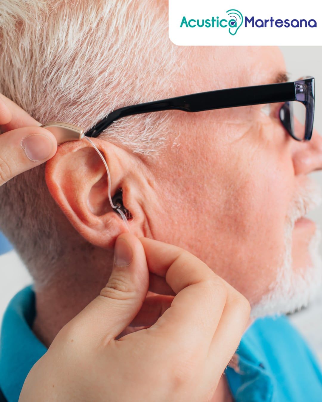 Pila di dessert: strati di biscotti, panna e tartufi al cioccolato su una superficie dorata.
