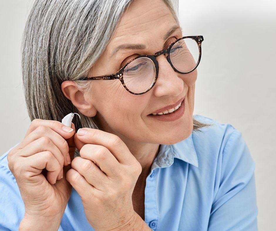 Pila di dessert: strati di biscotti, panna e tartufi al cioccolato su una superficie dorata.