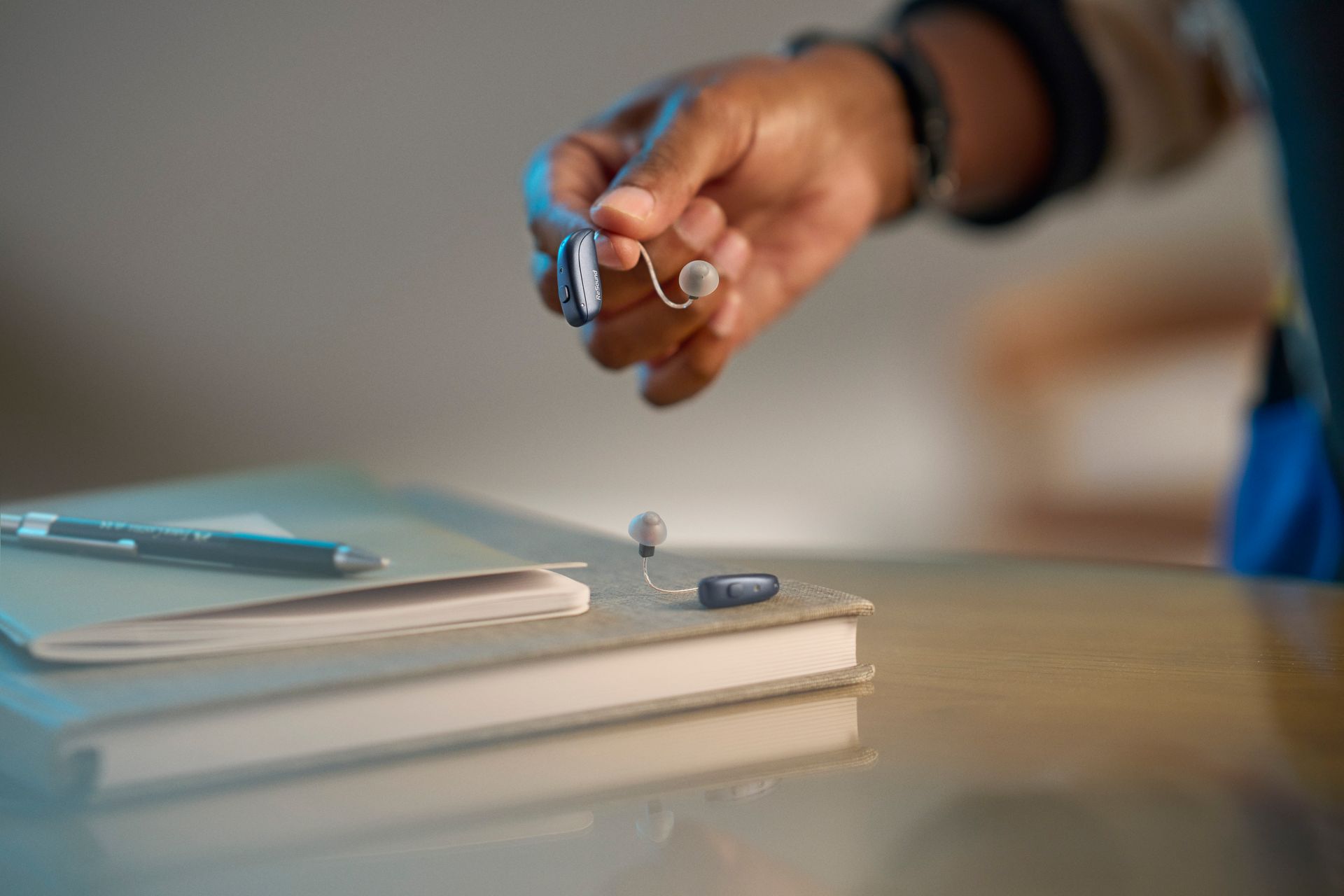 Torta mousse a tre strati con strati bianchi, al cioccolato e marroni, guarnita con more, su un'alzata in legno.