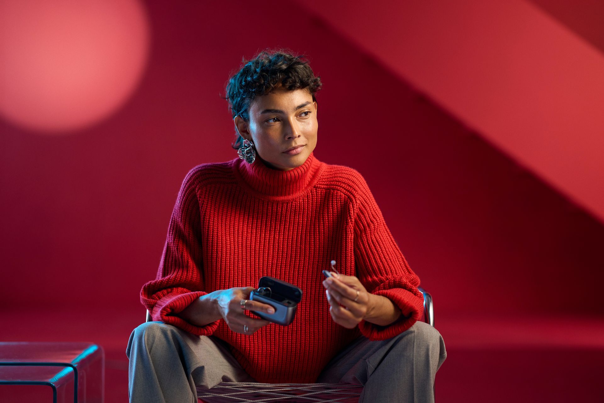 File di dessert raffinati: torte ricoperte di cioccolato con bordi nocciolati, superficie leggera, scaglie dorate e un punto giallo.