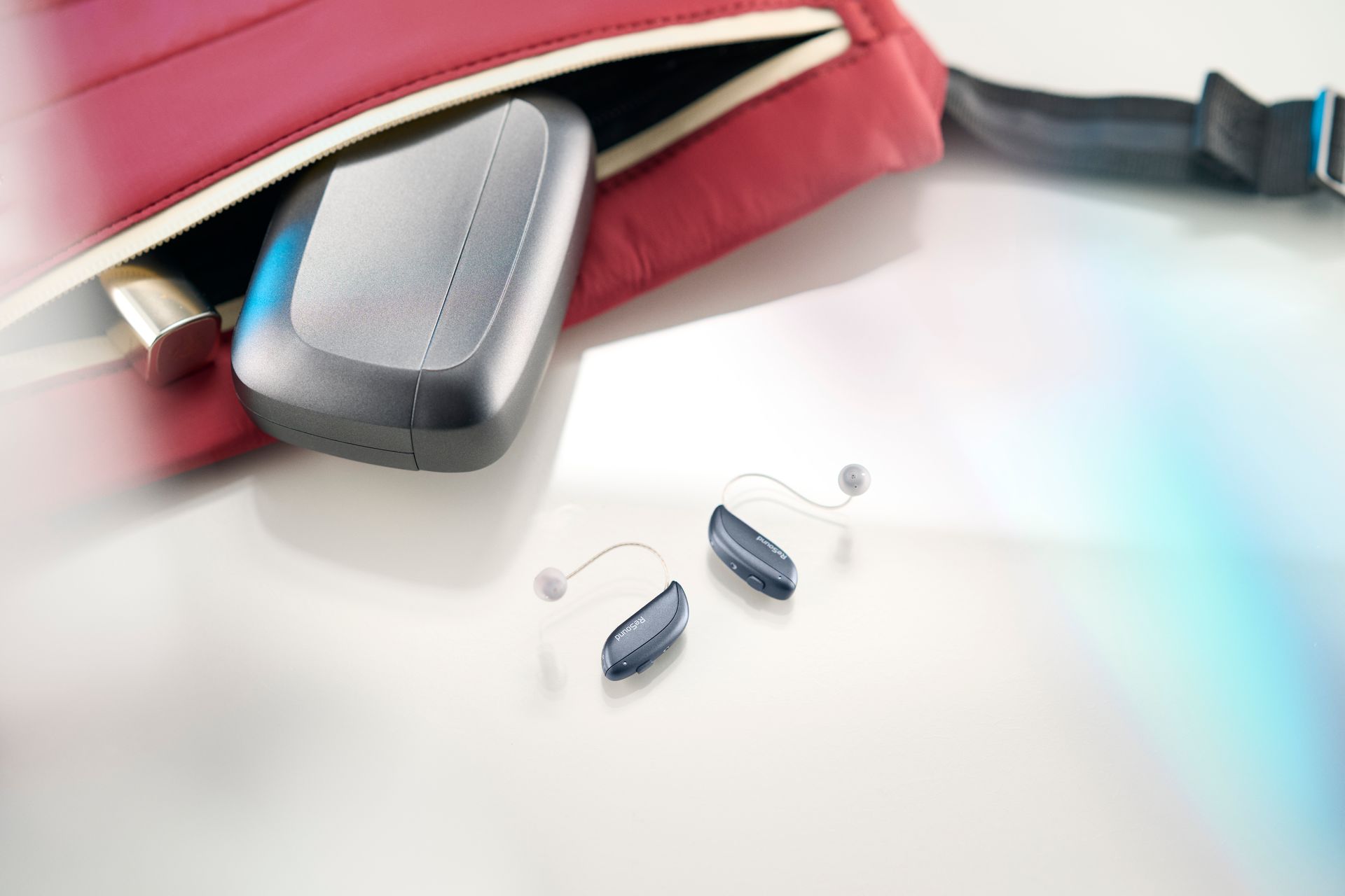 Pila di dessert: strati di biscotti, panna e tartufi al cioccolato su una superficie dorata.