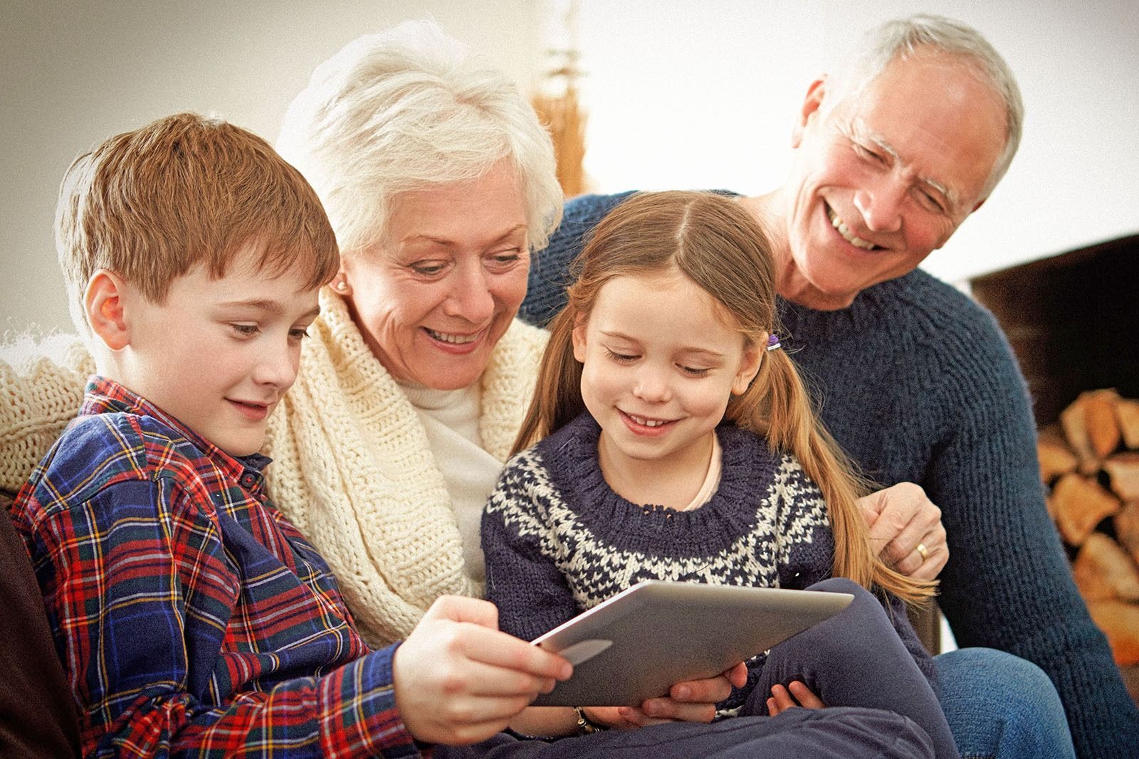 File di dessert raffinati: torte ricoperte di cioccolato con bordi nocciolati, superficie leggera, scaglie dorate e un punto giallo.