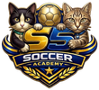 Logotipo de la Academia de F&uacute;tbol con dos gatos, un bal&oacute;n de f&uacute;tbol dorado y letras azul y doradas.