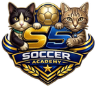 Logotipo de la Academia de F&uacute;tbol con dos gatos, un bal&oacute;n de f&uacute;tbol dorado y letras azul y doradas.