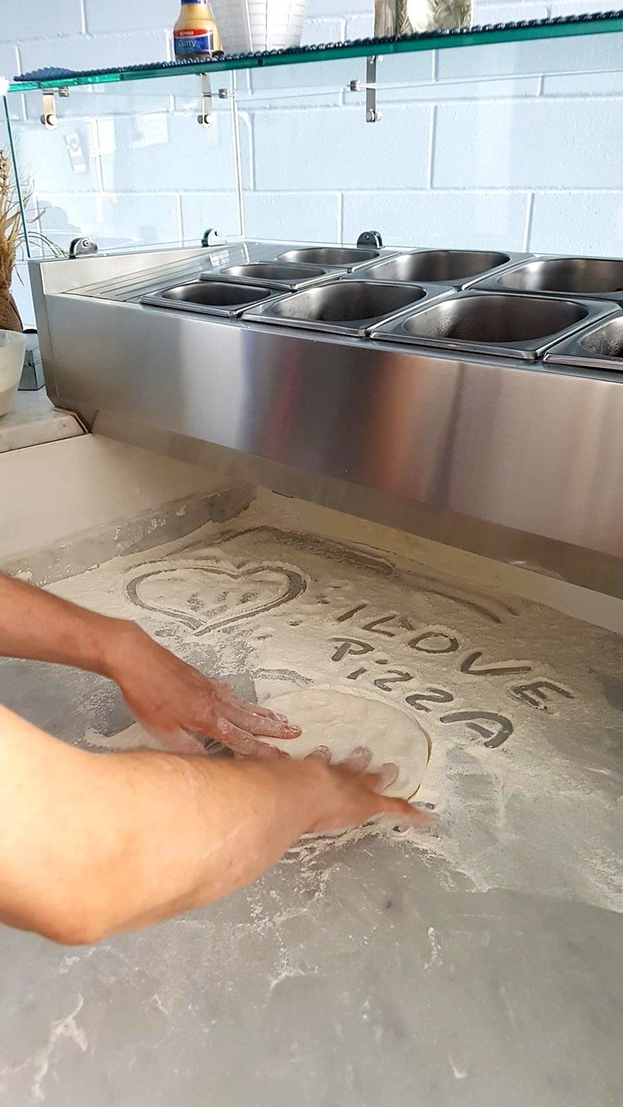 Pizza spianata, I love Pizza scritta nella farina