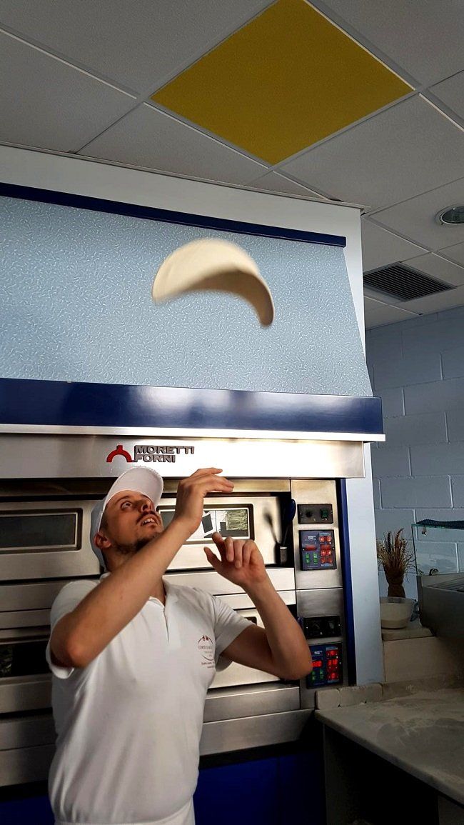 Pizzaziolo acobatico, pizza roteata in aria