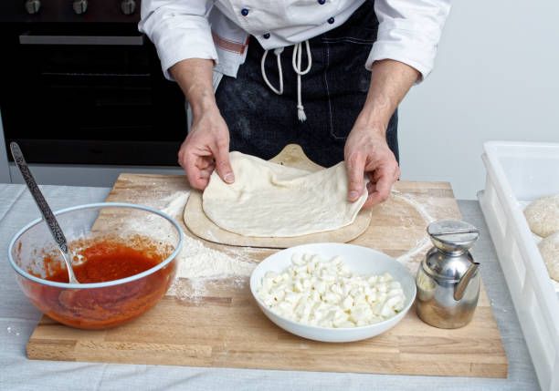 Stesura della pizza sulla pala