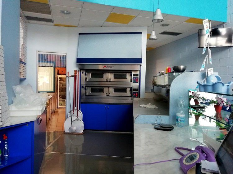 Forni e bancone della pizzeria