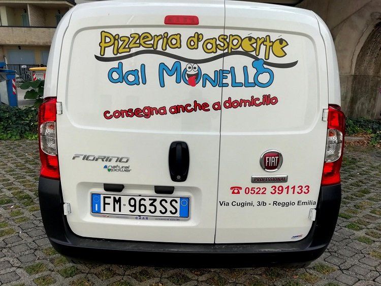 Furgoncino della pizzeria, vista posteriore con logo