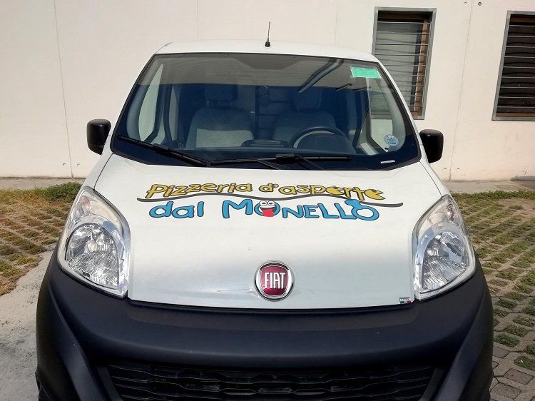 Furgoncino per consegna a domicilio con logo della pizzeria