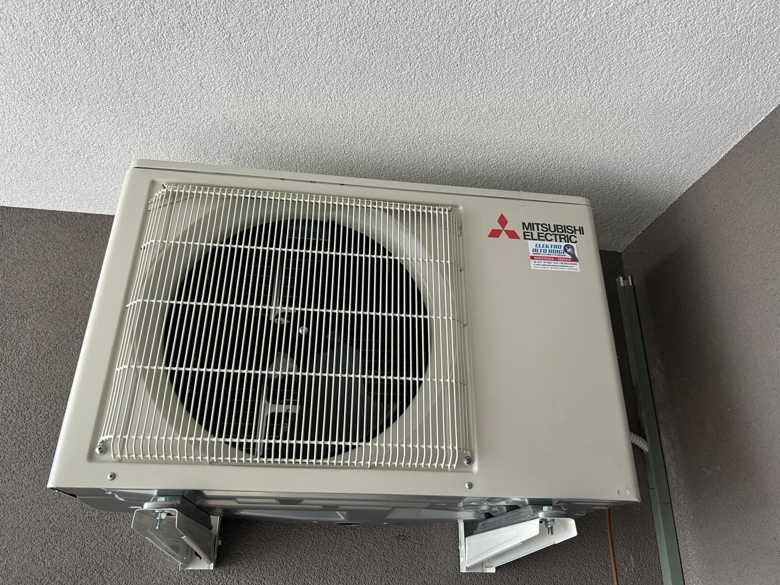 Condizionatore d'aria Mitsubishi montato a parete.
