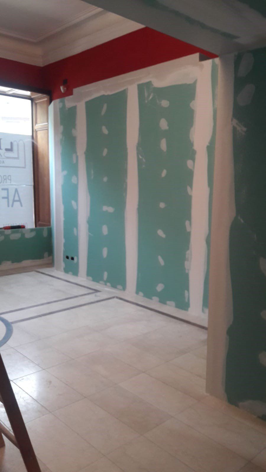 Una stanza che è in fase di ristrutturazione con un cartello che dice fa sopra