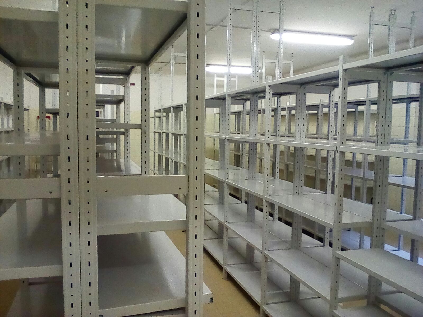 Una fila di scaffali vuoti in una stanza vuota