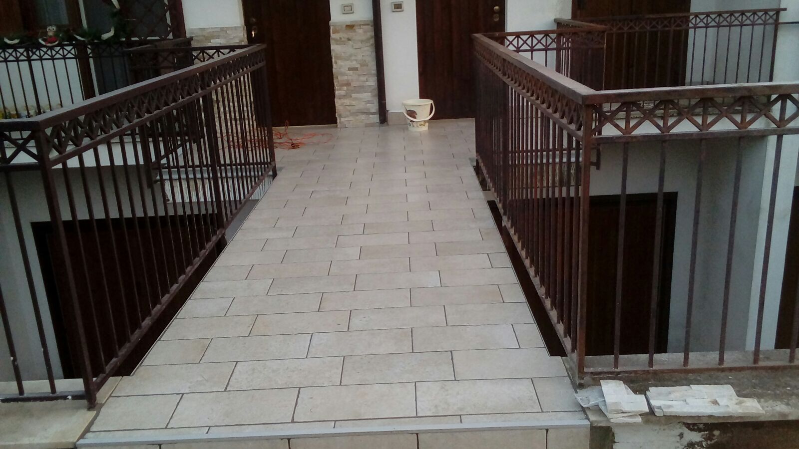 Una passerella che conduce a un balcone con ringhiera in ferro battuto