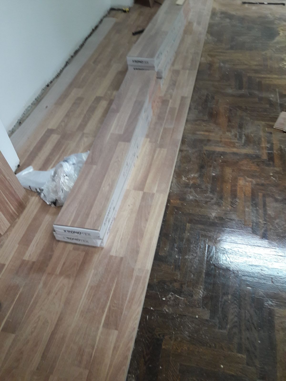 In una stanza viene installato un pavimento in legno.