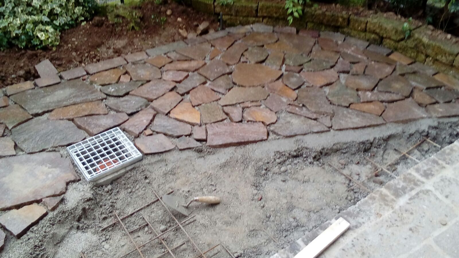 Un camminamento in pietra con uno scarico al centro