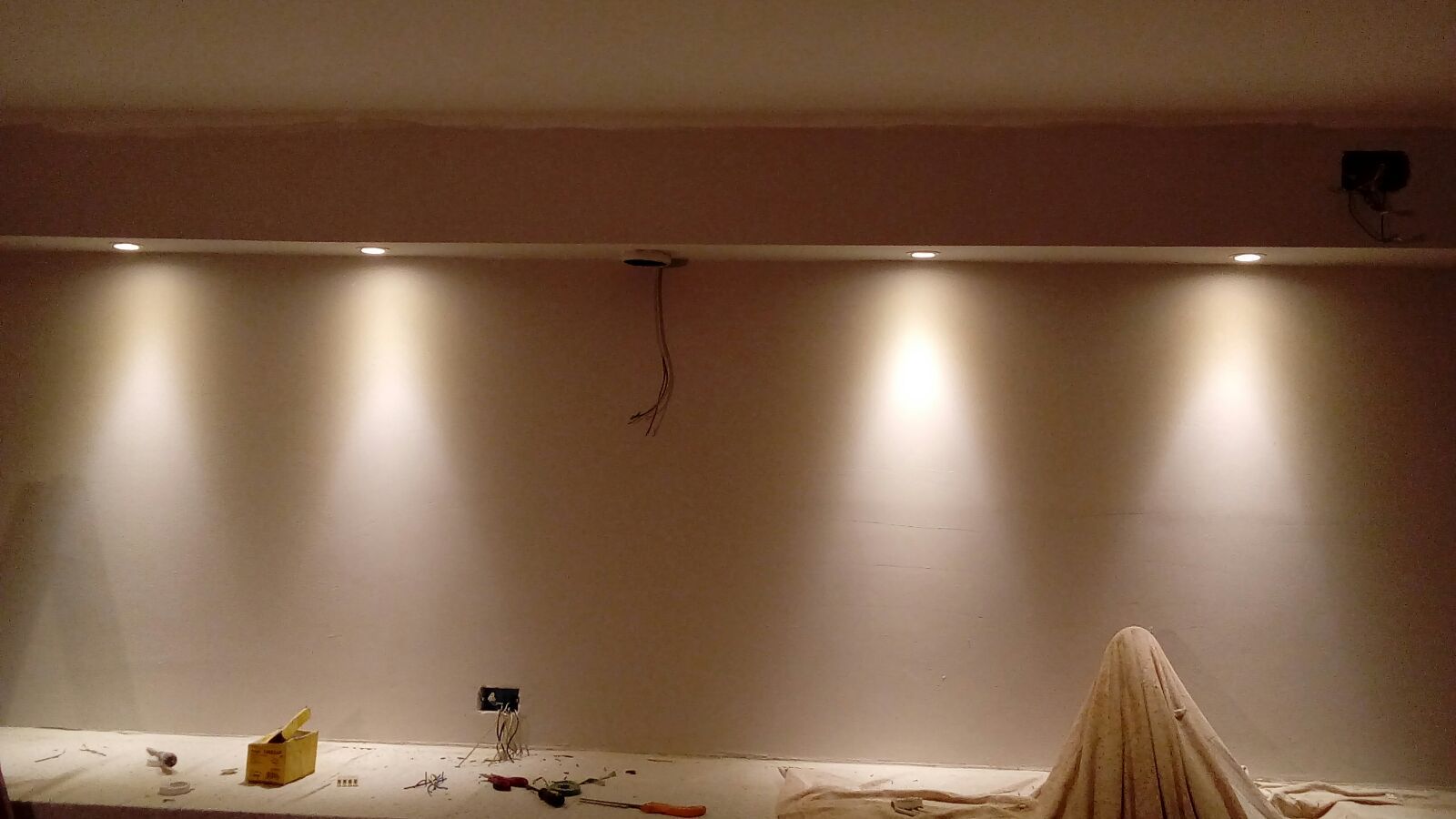 Un muro bianco con tante luci sopra