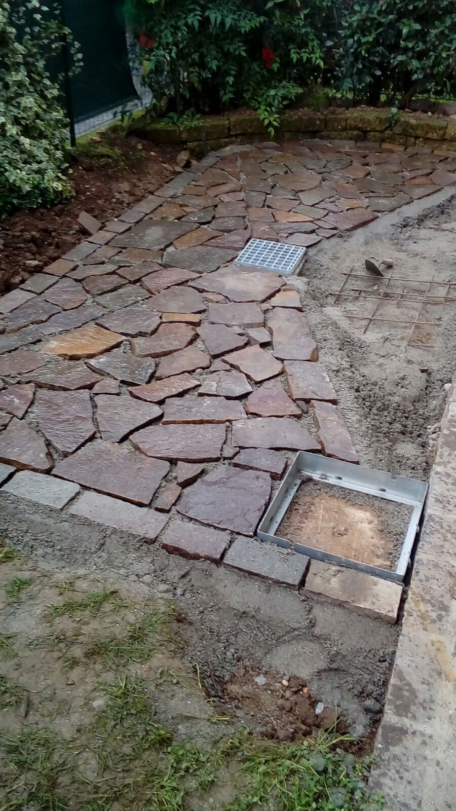 Un camminamento in pietra con uno scarico al centro.