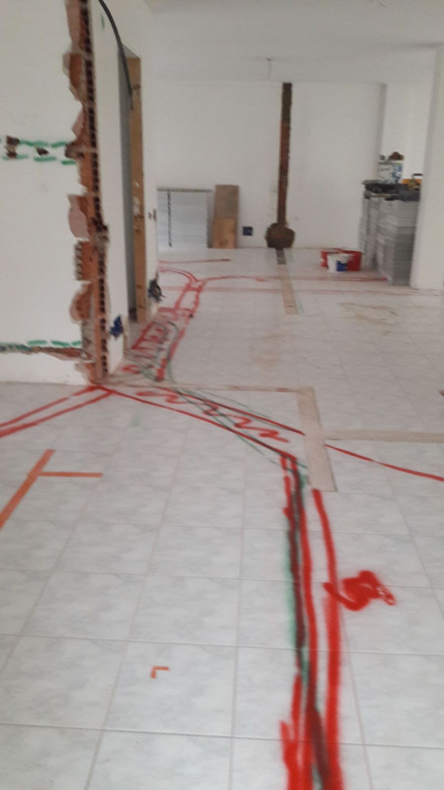 Una stanza con un sacco di nastro adesivo sul pavimento