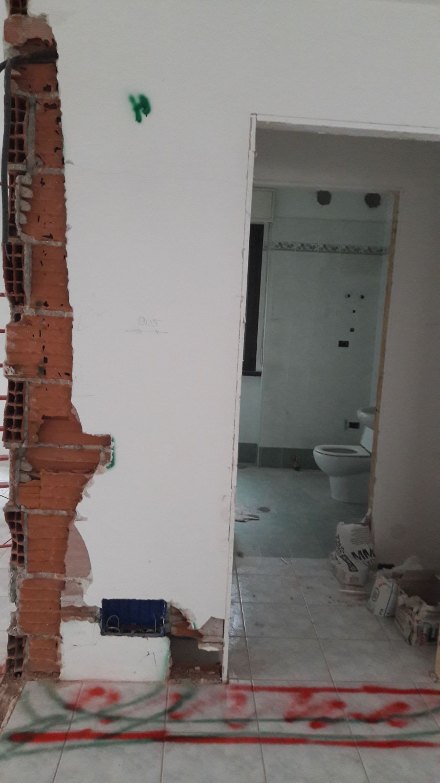 C'è un buco nel muro in mezzo alla stanza che conduce al bagno.