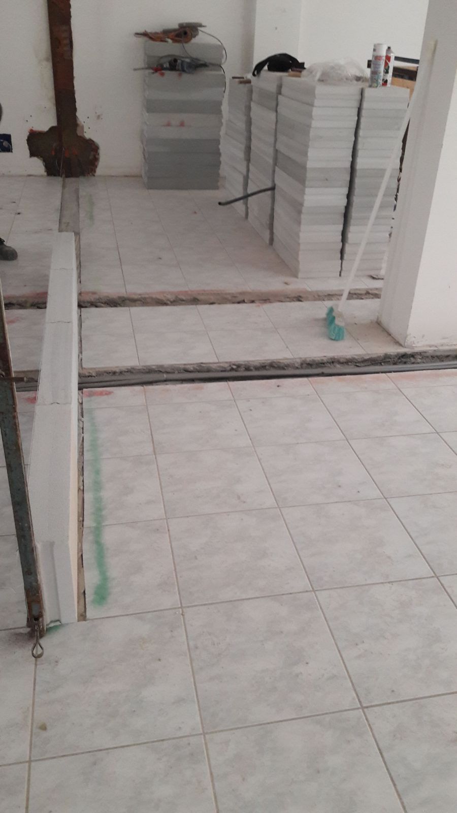 C'è uno straccio sul pavimento in mezzo alla stanza.