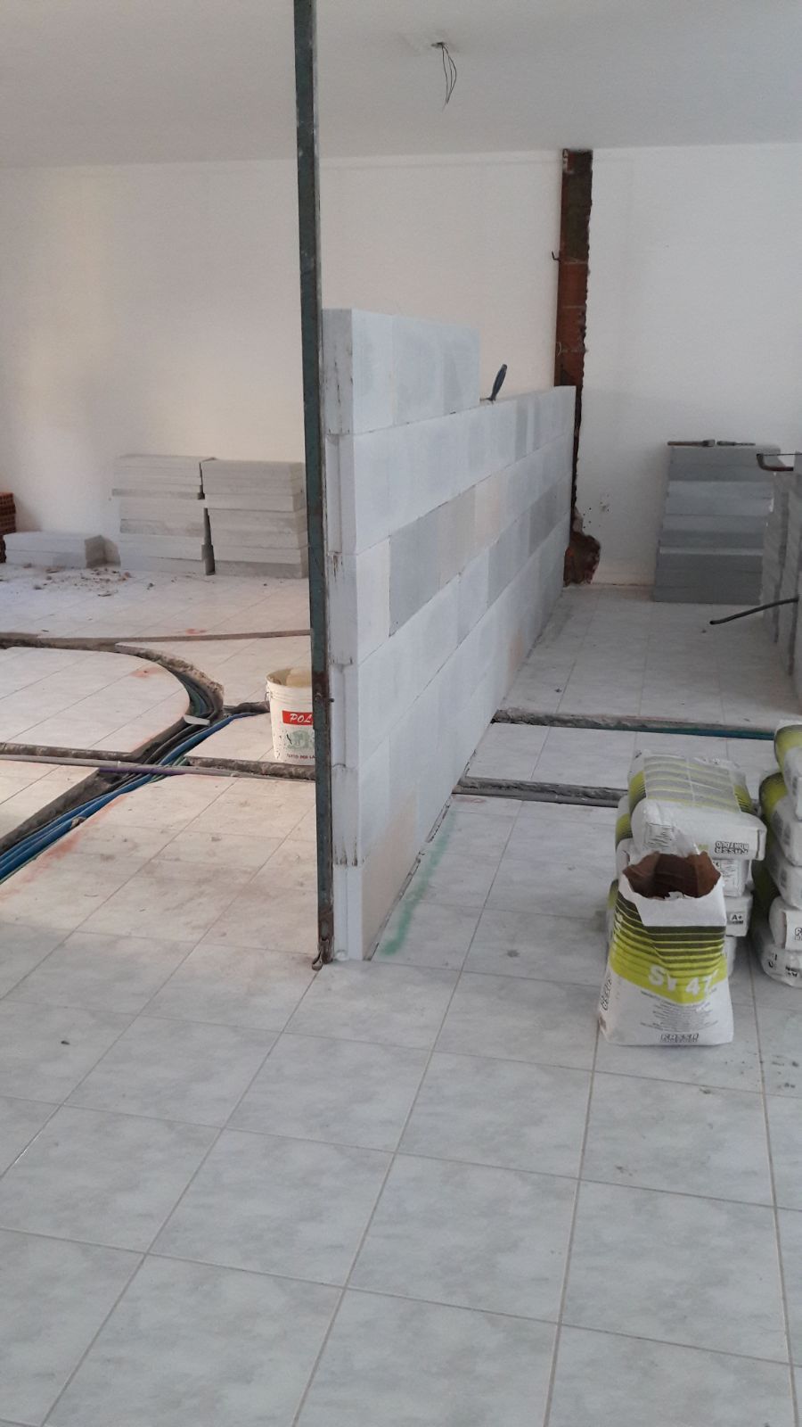 Si sta ristrutturando una stanza e si sta costruendo un muro.