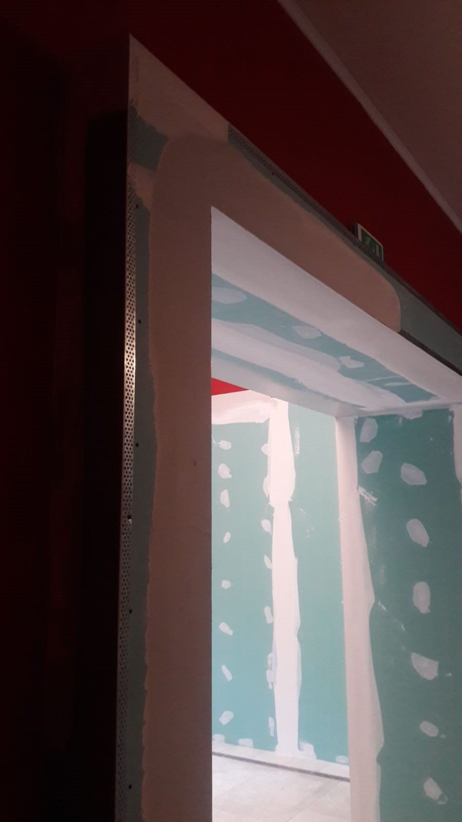 Si sta costruendo una porta in un muro di una stanza.