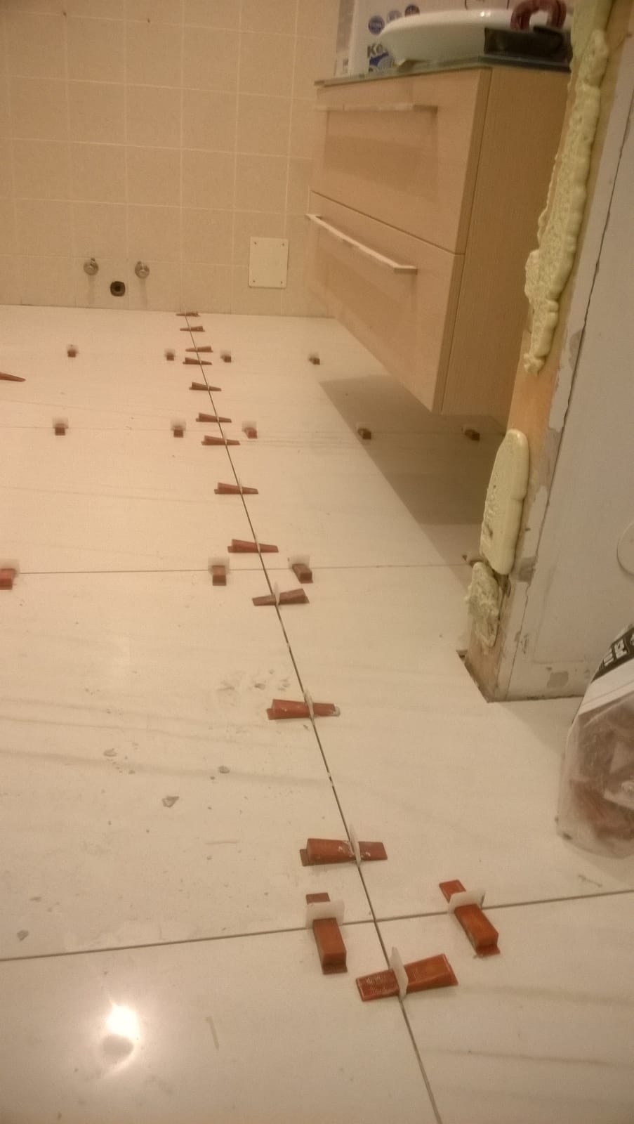 Un pavimento del bagno con una fila di piastrelle.