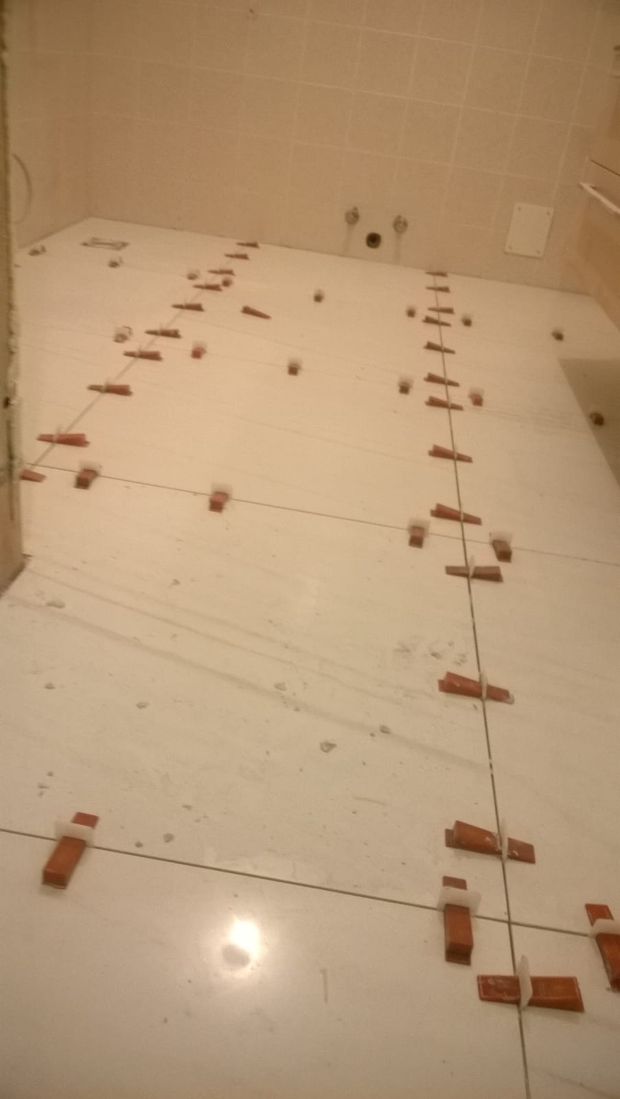 Un pavimento di piastrelle bianche con molti mattoni sopra