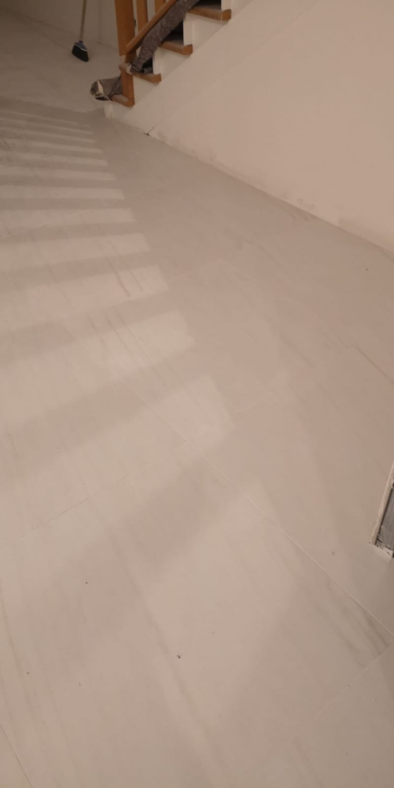 Una persona sta scendendo le scale in una stanza.