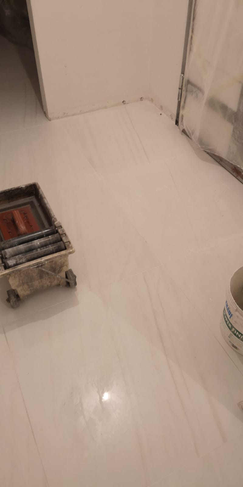 Un pavimento di piastrelle bianche con una scatola sopra.