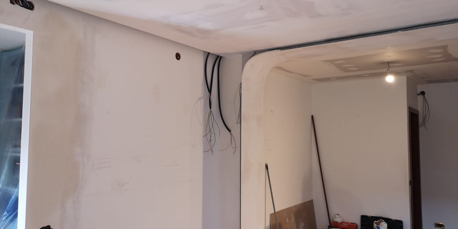 Una stanza con pareti bianche e una luce sul soffitto.