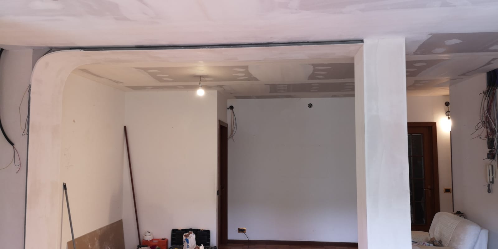 Un soggiorno con pareti bianche e un divano