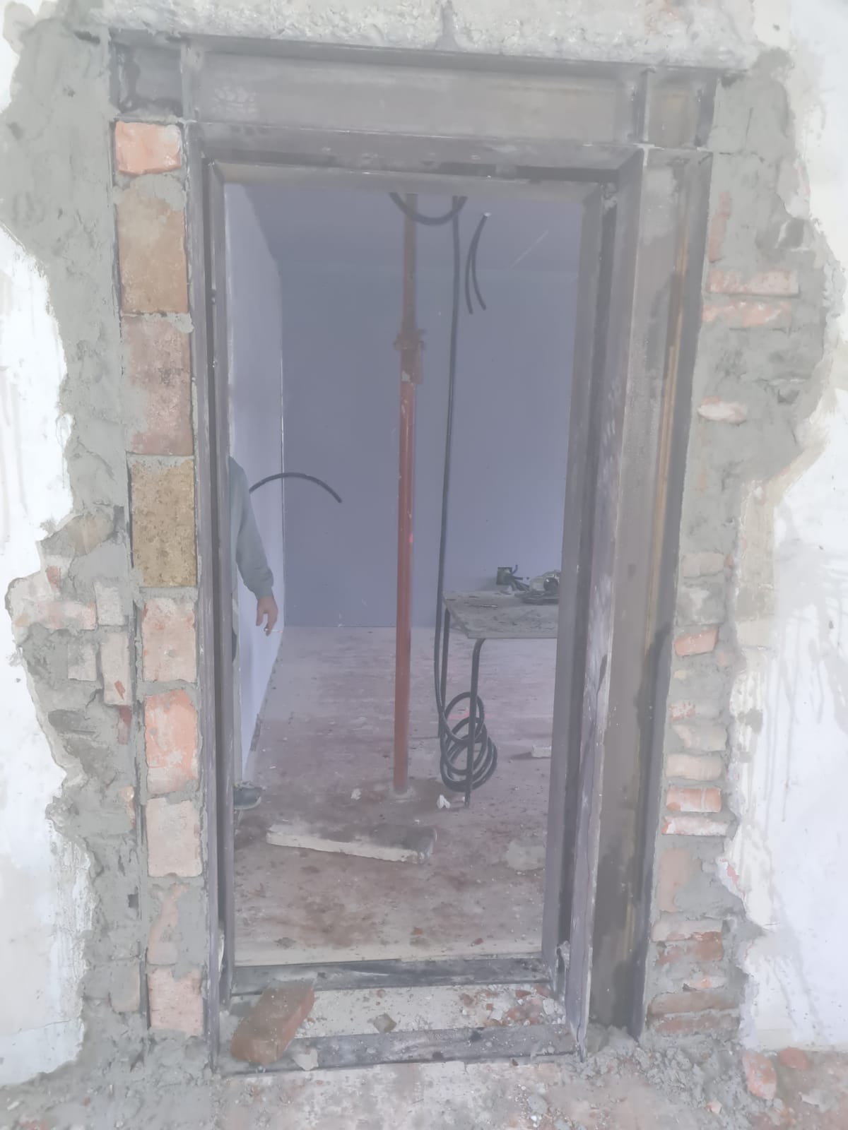 Una porta viene costruita in un muro di mattoni.