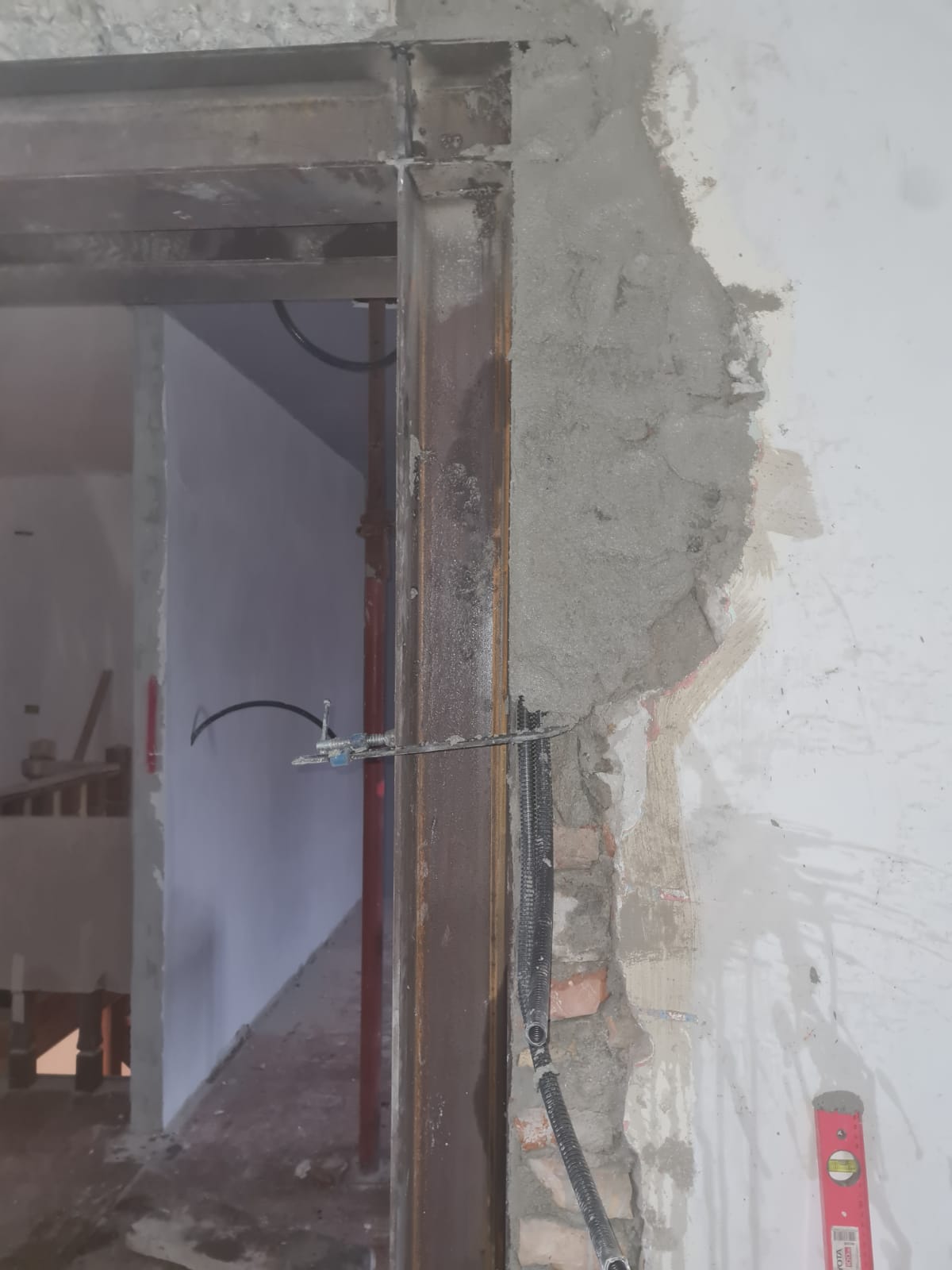 Una porta viene costruita in un muro con un telaio metallico.